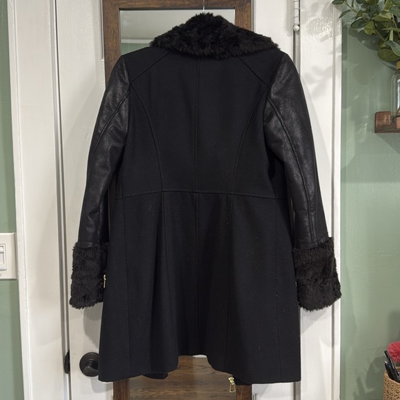 GUESS Peacoat - black - wool blend with faux fur trim and gold hardware - Picture 2 of 10